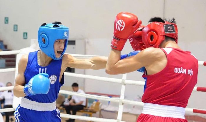 VĐV Hà nội (áo xanh) thì đấu nội dung 15-16 tuổi tại Giải vô địch boxing trẻ toàn quốc 2026. Ảnh: Liên đoàn Quyền anh Việt Nam
