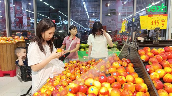 Người dân mua sắm tại siêu thị Tops Market.