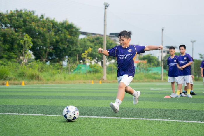 Bé Phùng Chí Dũng, học viên nhỏ tuổi nhất tại sân tập Cienco 5 Mê Linh.