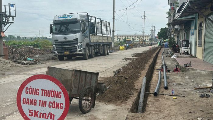 Quá trình doanh nghiệp thi công lắp đặt ống cấp nước sạch trên địa bàn xã Thường Tín luôn tuân thủ các quy định. Ảnh: PV
