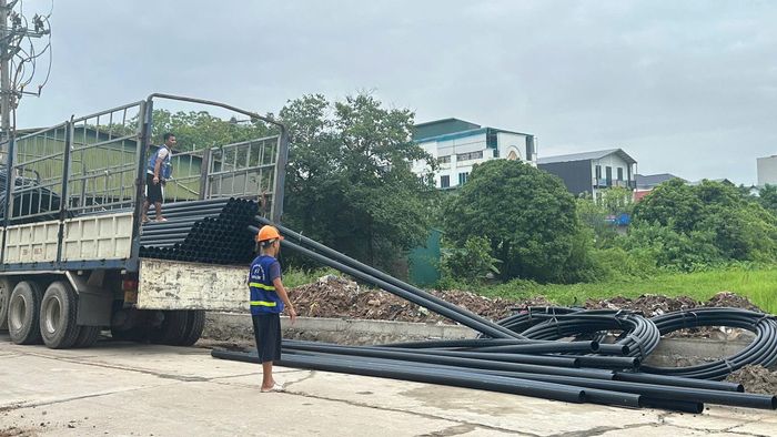 Vật tư ống nước được doanh nghiệp cung cấp về phục vụ dự án. Ảnh: PV