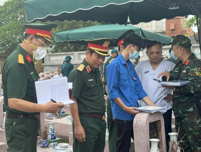 Liên tục bổ sung dữ liệu chi tiết trong quá trình khai quật mộ liệt sĩ không có thông tin ngay tại thực địa ở Nghĩa trang liệt sĩ Yên Viên (xã Phù Đổng, Hà Nội). Ảnh: Mai Hoa