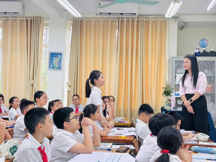 Cô và trò Trường Tiểu học Yên Hòa, Hà Nội. Ảnh: YH