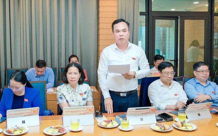 Đại biểu Nguyễn Hồng Dân kiến nghị trong 6 tháng cuối năm, thành phố cần tập trung tháo gỡ triệt để các điểm nghẽn về thủ tục hành chính và giải phóng mặt bằng. Ảnh: Quang Thái