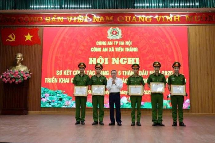 Phó Bí thư Đảng ủy, Chủ tịch UBND xã Tiến Thắng Nguyễn Minh Hải trao khen thưởng cho các cá nhân có thành tích xuất sắc trong 6 tháng đầu năm 2026. Ảnh PV