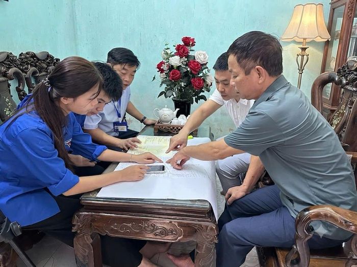 Tổ công tác rà soát, cập nhật thông tin thửa đất. Ảnh: Thu Oanh
