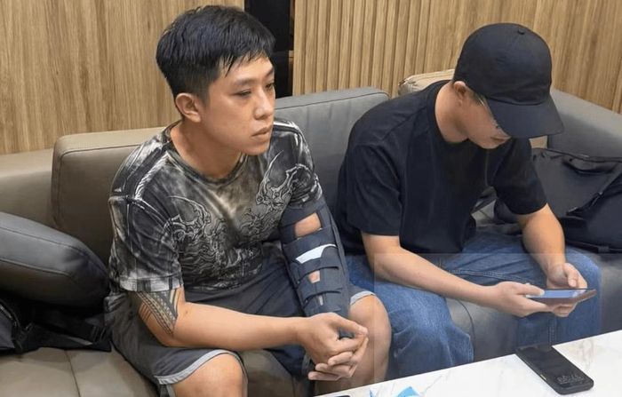 Đối tượng Huy (áo họa tiết). Ảnh: Cơ quan công an cung cấp