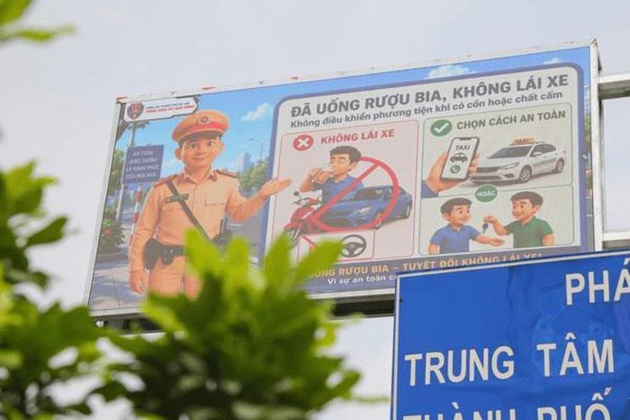 Ngoài thông tin giao thông, màn hình LED còn tuyên truyền pháp luật về trật tự, an toàn giao thông. Ảnh: Công an thành phố Hà Nội