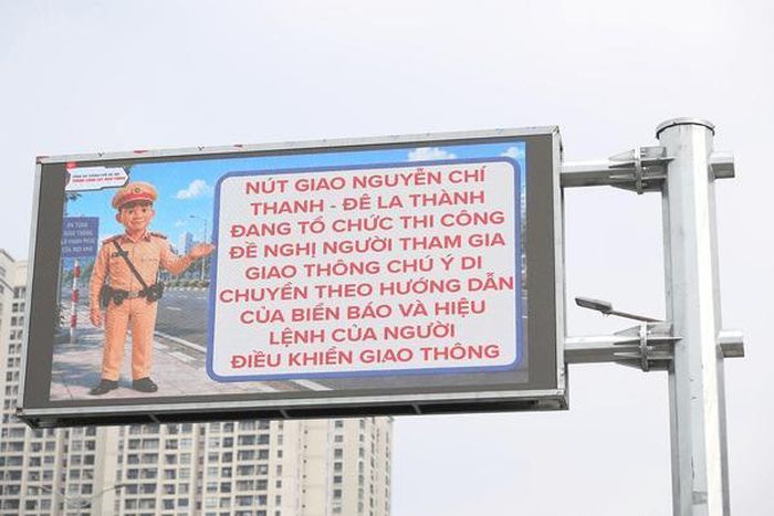 Màn hình LED kết nối trực tiếp với Trung tâm điều khiển giao thông, cập nhật theo thời gian thực. Ảnh: Công an thành phố Hà Nội