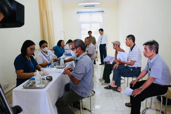 Người có công trên địa bàn xã Sóc Sơn tham gia khám sức khỏe miễn phí. Ảnh: CTV.