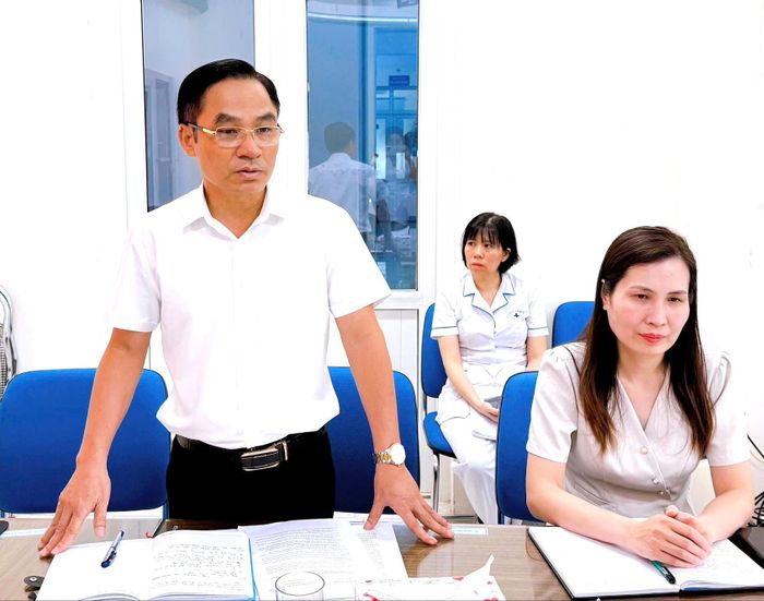 Ông Đỗ Anh Tuấn - Giám đốc Trạm Y tế phường Thanh Liệt báo cáo Đoàn giám sát công tác phòng, chống dịch bệnh và chăm sóc sức khỏe nhân dân tại Trạm Y tế phường Thanh Liệt. Ảnh: Đào Tuyết