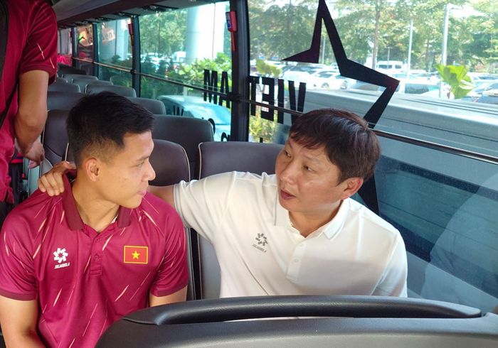 HLV Kim Sang-sik động viên Lê Ngọc Bảo. Ảnh: VFF