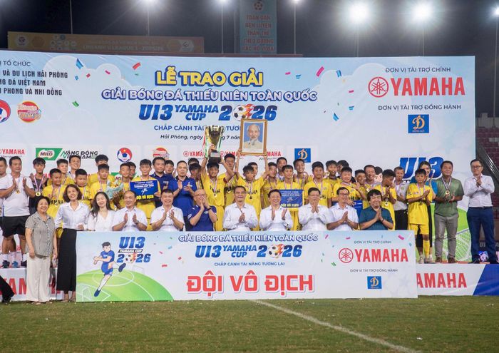 U13 Sông Lam Nghệ An nâng cao cúp vô địch. Ảnh: BTC