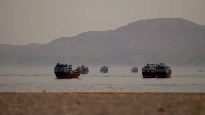 Eo biển Hormuz trước các lệnh phong tỏa mới. Ảnh chụp từ video của Reuters