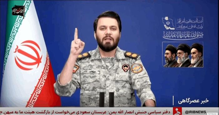 Chuẩn tướng Ebrahim Zolfaqari, người phát ngôn Bộ Tư lệnh Quân đội Iran, thông báo đã phóng tên lửa nhằm vào các căn cứ quân sự của Mỹ tại Jordan, Bahrain và Kuwait. Ảnh chụp từ video của Reuters