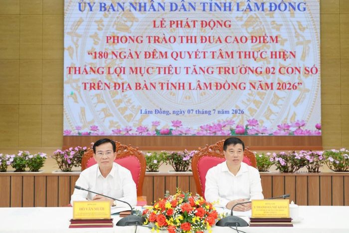 Lễ phát động phong trào thi đua “180 ngày đêm quyết tâm thực hiện thắng lợi mục tiêu tăng trưởng “2 con số” trên địa bàn tỉnh Lâm Đồng năm 2026”. Ảnh: PV