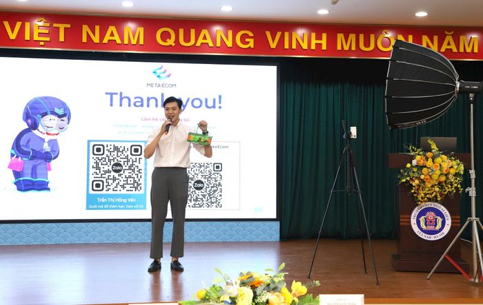 Ban tổ chức thực hiện phiên livestream mẫu tại chương trình. Ảnh: PV