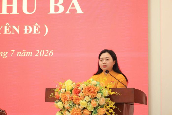 Phó Chủ tịch HĐND xã Thường Tín Đỗ Thị Thu Hằng phát biểu tại kỳ họp. Ảnh: PV