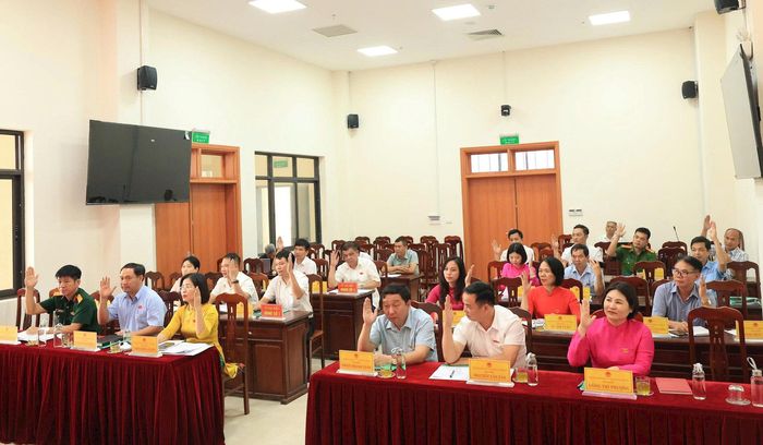 Các đại biểu tiến hành biểu quyết với tỷ lệ thống nhất 100% thông qua 2 dự thảo nghị quyết. Ảnh: PV