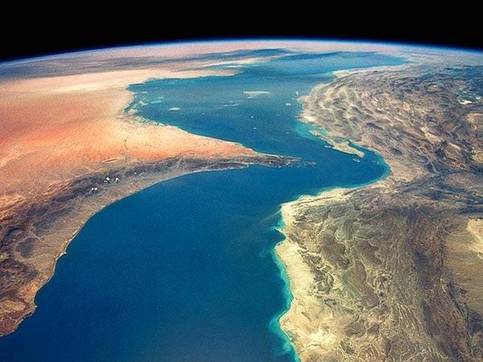 Eo biển Hormuz nhìn từ vệ tinh. Ảnh: NASA