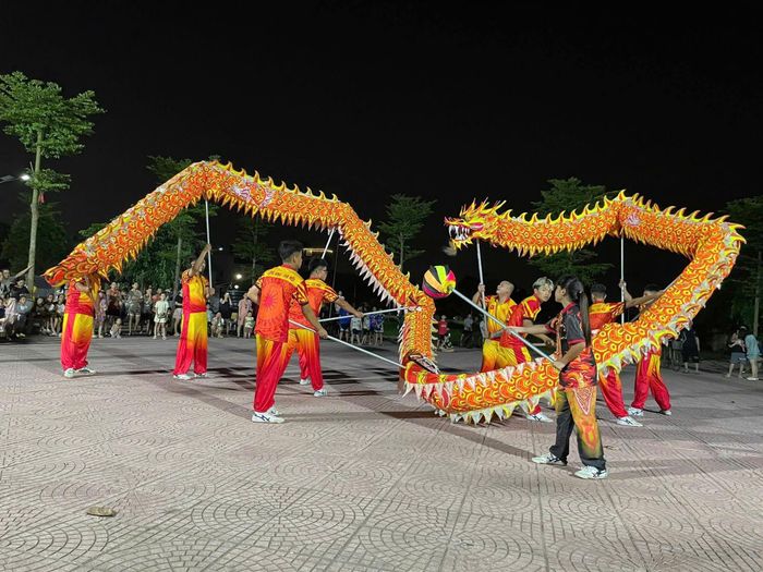 Đội lân - sư - rồng Long Anh luyện tập tại sân nhà văn hóa thôn. ẢNh: Kim Tiến