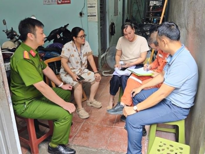 Cán bộ, chiến sĩ ghi nhận đầy đủ những yếu tố có ảnh hưởng đến công tác chữa cháy. Ảnh: Đủc Tuấn