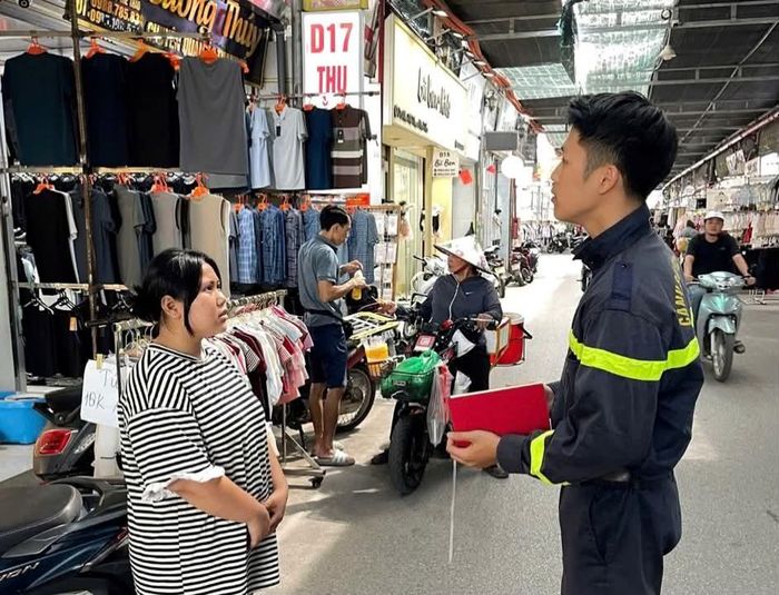 Mỗi chiến sĩ đều là một tuyên truyền viên. Ảnh: Đức Tuấn