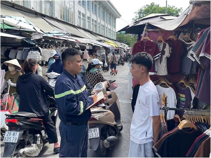 Tuyên truyền cho người dân tại những khu vực tiềm ẩn nguy cơ cháy nổ. Ảnh: Đức Tuấn