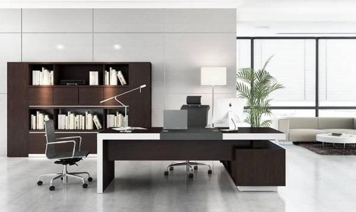 Khi chọn phòng làm việc, bạn cần xem xét kỹ để phương và vị hợp với tuổi của mình. Bàn làm việc phải luôn hướng ra cửa nhưng không đối diện cửa ra vào.