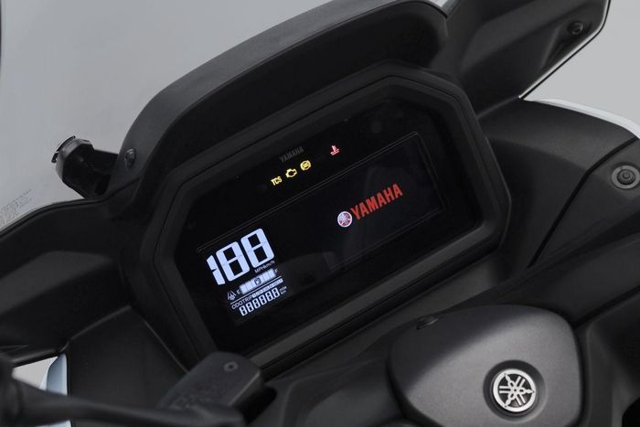 Yamaha XMAX ABS cũng sử dụng bảng đồng hồ kỹ thuật số toàn phần.