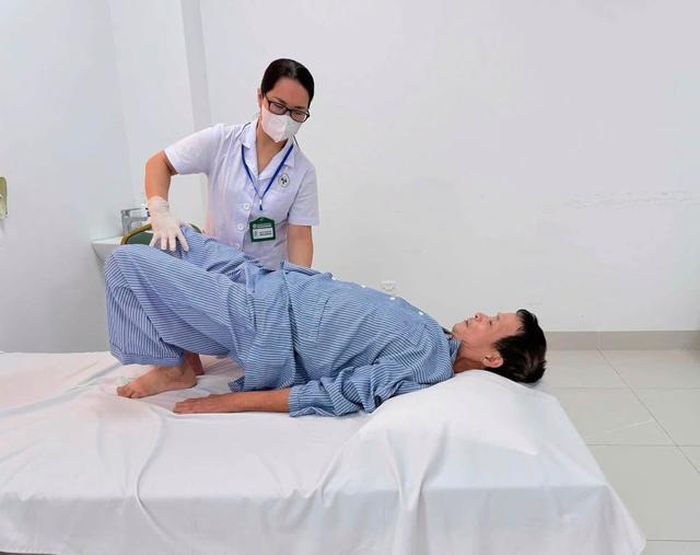 Các bác sĩ, kỹ thuật viên Khoa Phục hồi chức năng, Bệnh viện 19-8 hướng dẫn bệnh nhân tập luyện phục hồi vận động.