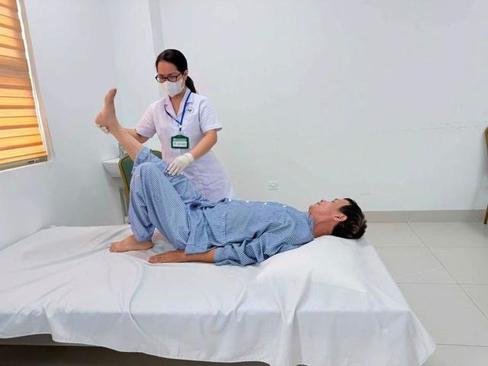 Sau phẫu thuật cột sống, bệnh nhân từng bước tập đứng, tập đi dưới sự hướng dẫn của nhân viên y tế.