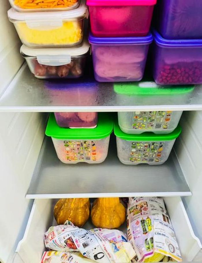 Những chiếc hộp này không chỉ giúp bảo quản thức ăn được lâu hơn mà còn giúp cho thức ăn trong tủ lạnh không bị ám mùi cũng như là tiết kiệm không gian bên trong tủ.