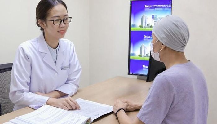 Người bệnh được tư vấn trong ngày tái khám. Ảnh: BVCC