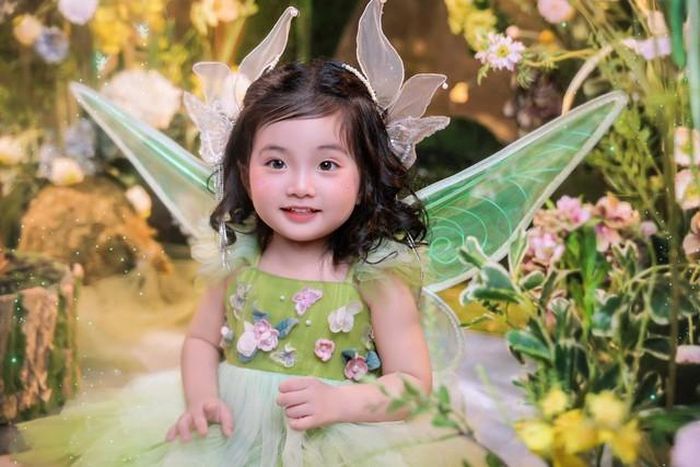 Vẻ ngoài đáng yêu của con gái út nhà Khánh Thi - Phan Hiển.