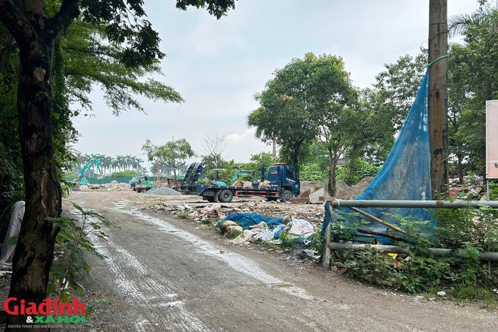  Tại khu vực lối vào bãi đất, cảnh quan đô thị bị băm vằn bởi những đống cát đá, bao tải rác chất đống.