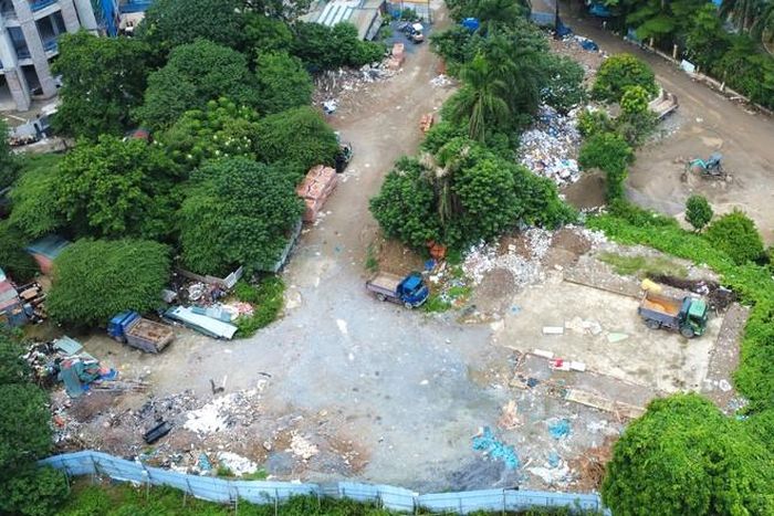 Các loại xe tải, máy xúc hoạt động rầm rộ bên trong khu đất.