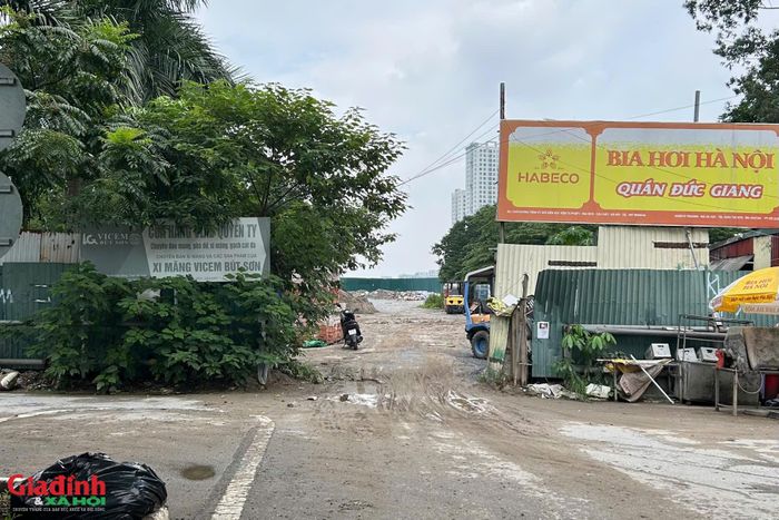 Nhiều công trình nhà tạm mọc lên trong khu đất để phục vụ việc kinh doanh dịch vụ ăn uống, vật liệu xây dựng.