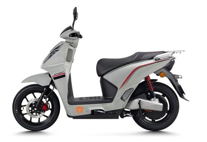 Yadea Vora tạo cảm giác của một mẫu tay ga cao cấp với các đường nét khỏe khoắn