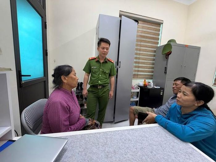 Cán bộ Công an phường Hoàng Mai tuyên truyền, giải thích để bà Quách Thị V. nhận rõ thủ đoạn lừa đảo giả danh cơ quan chức năng, kịp thời dừng giao dịch chuyển tiền.