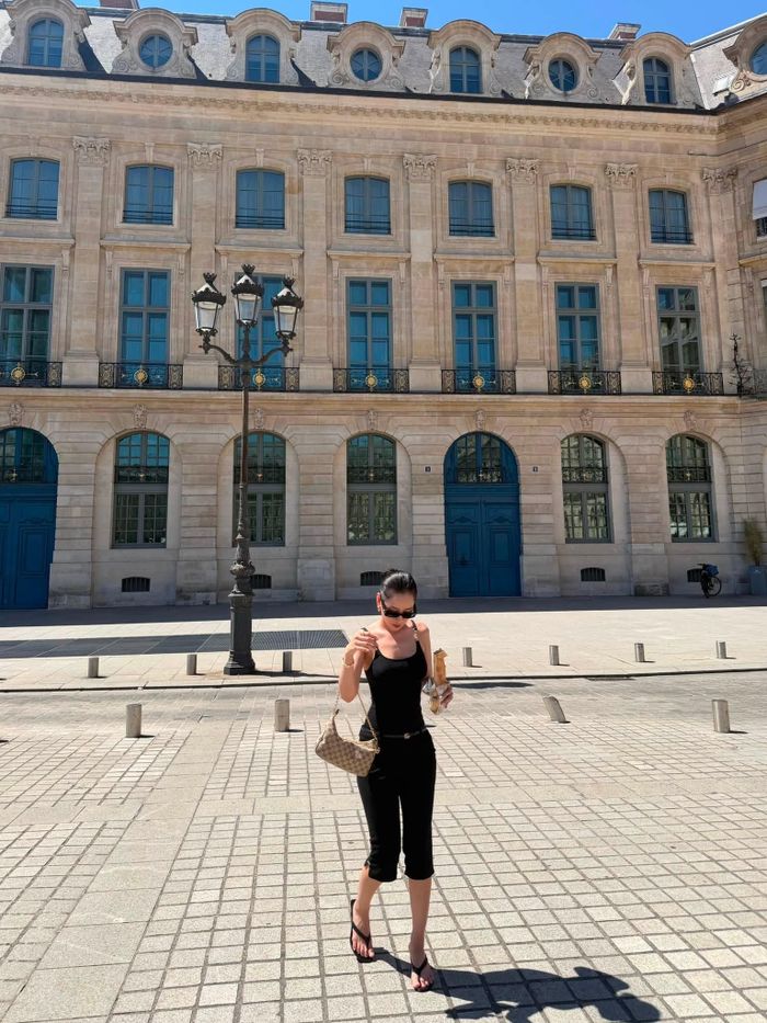 Đứng trước những công trình kiến trúc đặc biệt của Paris, Chi Pu tạo phong cách tự nhiên, tự tin. Gam màu đen thiết lập nền trời xanh và những khối kiến trúc sáng màu càng làm hình ảnh của cô trở nên nổi bật.
