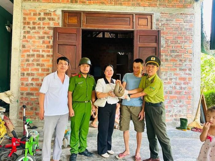 Lực lượng chức năng tiếp nhận cá thể động vật quý hiếm. Ảnh: Phường Kim Long.