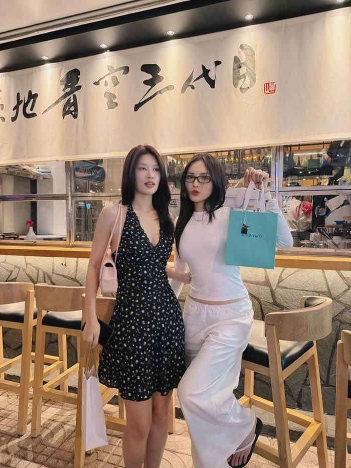 Kỳ Duyên thích thú khoe bộ trang sức được Thiên Ân tặng, cho rằng đàn em thấu hiểu sở thích của cô.