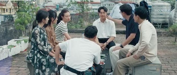 Sơn được đón nhận nhiệt tình khi quay lại khu tập thể hồi nhỏ từng sinh sống tại đây. Ảnh VTV