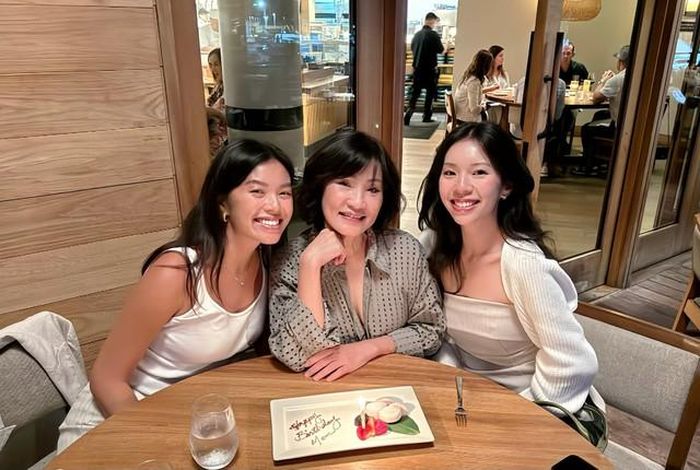 Hồng Đào và 2 con gái: Sophia Minh Châu (SN 2002) và Vicky Phương Vân (SN 1996).