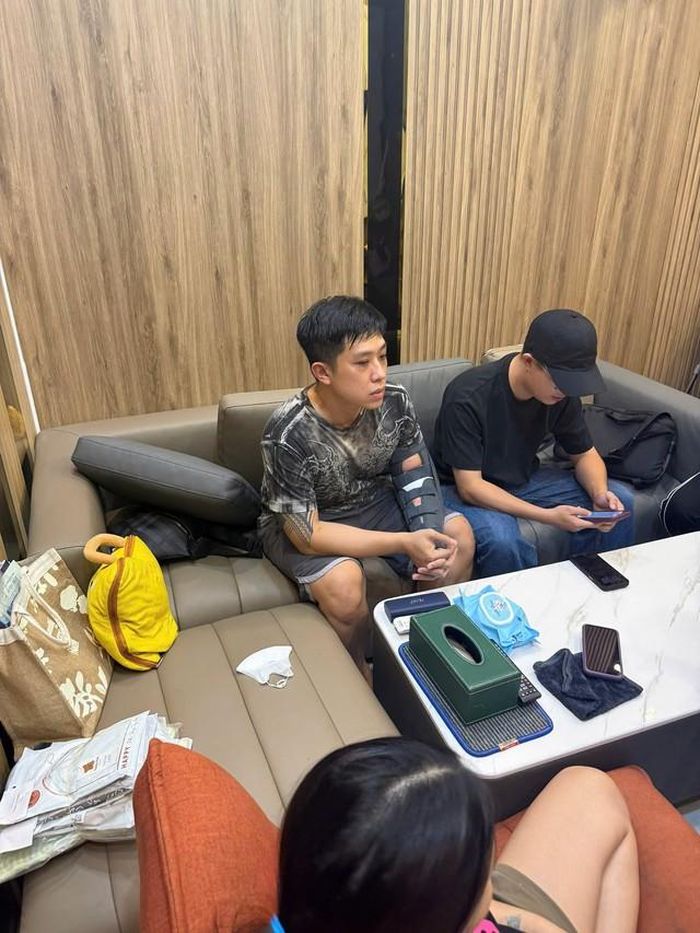 Đối tượng Vũ Quang Huy (tay có hình xăm). Ảnh: CACC