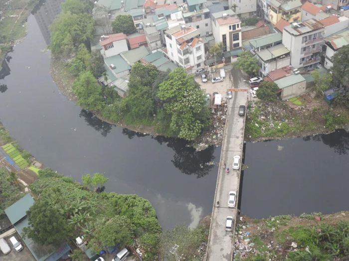 Dự án đầu tư xây dựng, tu bổ xung yếu hệ thống đê điều, nạo vét và xử lý ô nhiễm môi trường sông Nhuệ với tổng mức đầu tư hơn 75.000 tỷ đồng đang được Ban đô thị, HĐND thành phố Hà Nội đề nghị làm rõ nhiều nội dung quan trọng, đặc biệt là phương án tài chính, quỹ đất thanh toán và khả năng hoàn thành theo tiến độ đề ra. Ảnh: Quỳnh Mai