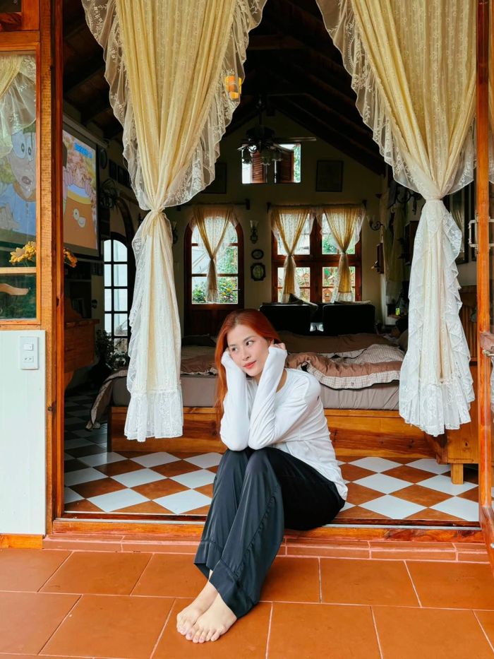 Ca sĩ Đông Nhi chia sẻ hình ảnh gia đình đi nghỉ dưỡng ở Đà Lạt. Theo nữ ca sĩ, gia đình cô chọn ở homestay nhỏ xinh, mộc mạc nhưng cũng rất tinh tế.