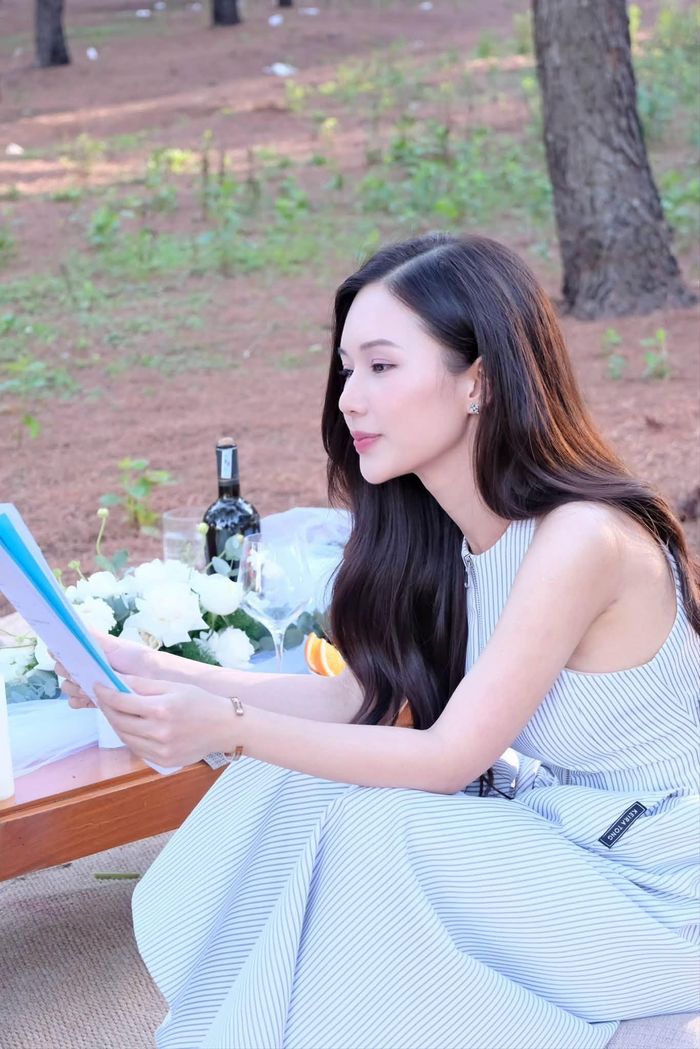 Diễn viên Ngọc Anh chia sẻ hình ảnh hậu trường khi đóng phim "Cao nguyên xanh". Hình ảnh nữ diễn viên chăm chú đọc kịch bản, gương mặt xinh xắn, trong trẻo nhận được nhiều lời khen của khán giả.