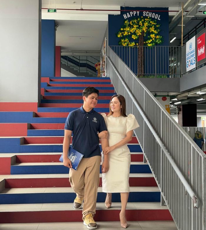 Diễn viên Thanh Thúy chia sẻ hình ảnh hai mẹ con ở trường học, nữ diễn viên tiết lộ con trai chuẩn bị bước vào lớp 12.